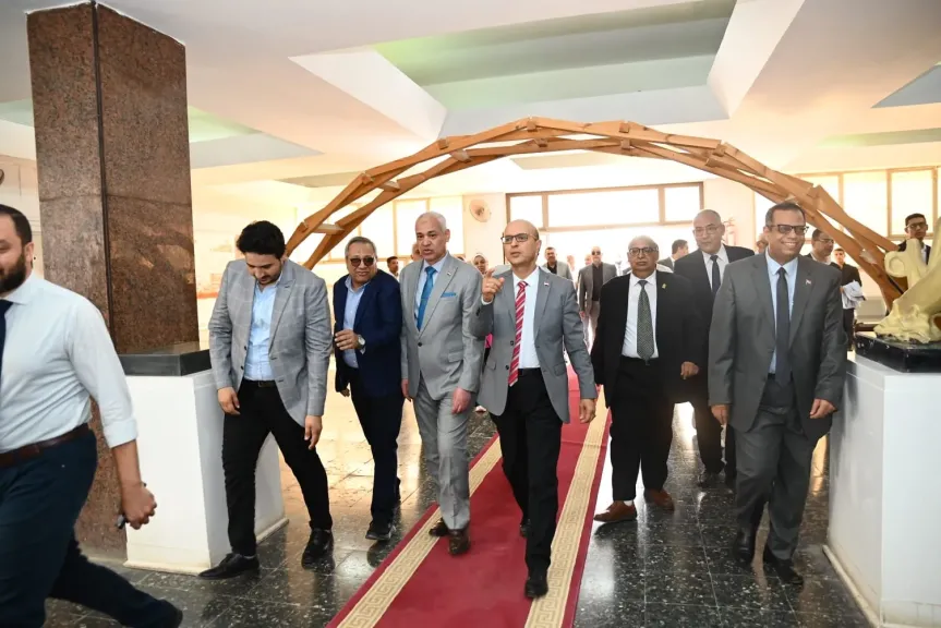 رئيس جامعة أسيوط يفتتح معرض مشروعات تخرج كلية الهندسة