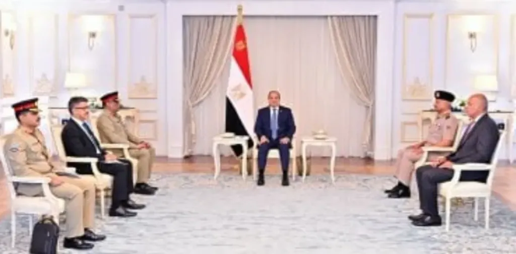 الرئيس السيسى يبحث مع رئيس هيئة الأركان الباكستانى تعزيز التعاون العسكرى
