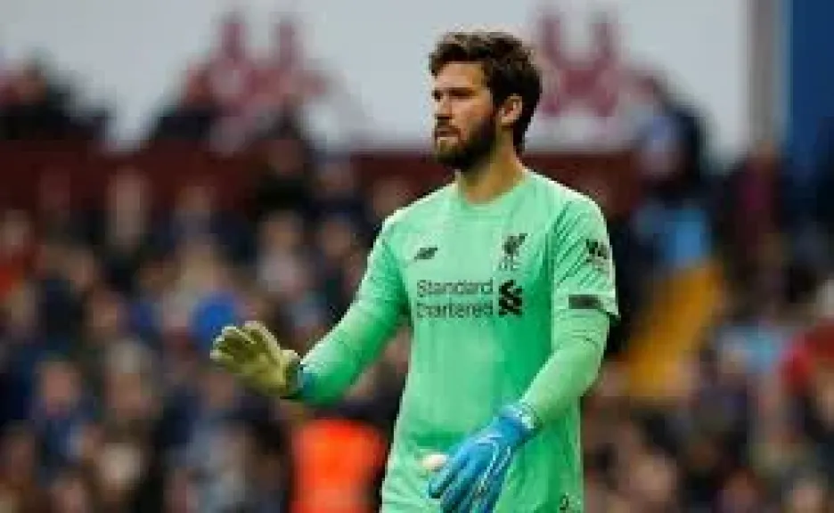 ليفربول يكشف عن سبب غياب أليسون عن مواجهة يوكوهاما مارينوس
