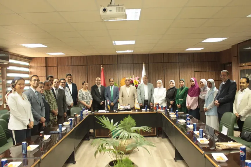 نائب رئيس الجامعة يترأس اجتماعًا لتقييم خطة الجولات الميدانية بمسابقة ”أفضل كلية صديقة