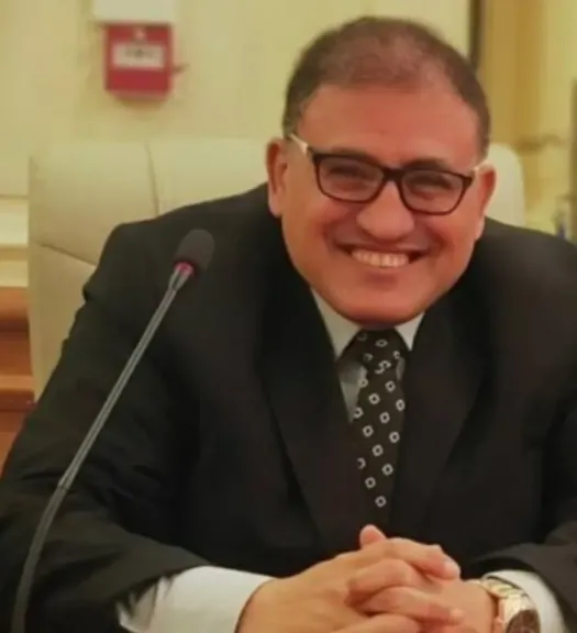 رئيس حي شرق مدينة نصر يتابع ملفات التصالح داخل المركز التكنولوجي