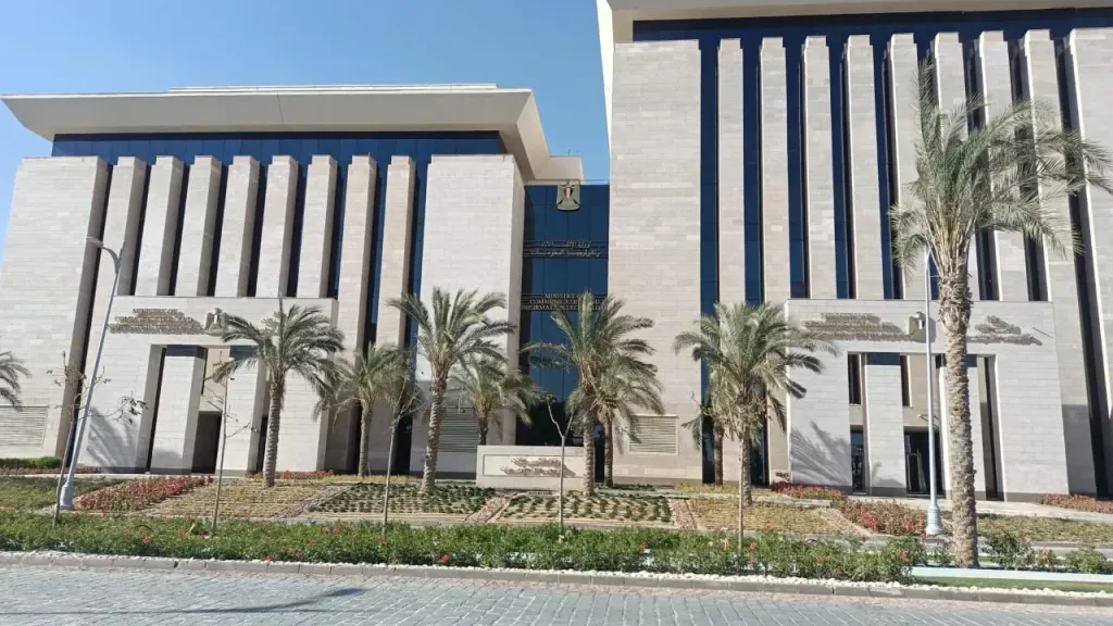 وزارة الاتصالات تسلم الطالبة الأولى على الثانوية الأزهرية”لابتوب” مزود بالتطبيقات اللازمه لدعم المكفوفين