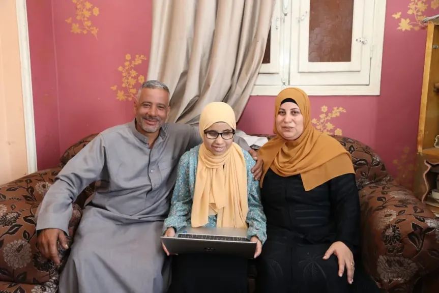 الاتصالات تسلّم الأولى على المكفوفين لاب توب مجهزًا لاستكمال تفوقها الجامعي