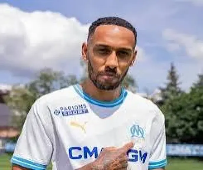 أوباميانج يصل فرنسا تمهيدا لانتقاله لأولمبيك مارسيليا