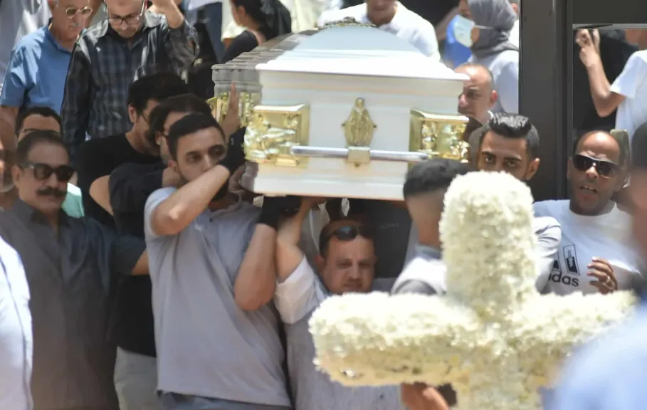 انتهاء مراسم صلاة الجنازة على لطفي لبيب وسط أحزان محبيه | صور