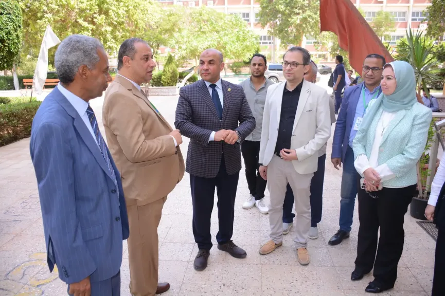 نائب رئيس جامعة أسيوط يزور كليات التجارة والطب البيطري