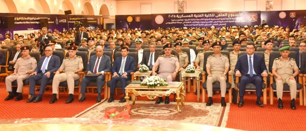 الفريق أحمد خليفة يشهد فعاليات اليوم العلمى للكلية الفنية العسكرية.. صور