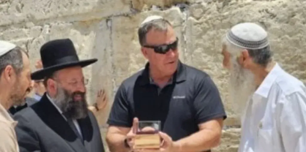قائد القيادة المركزية الأمريكى يزور حائط البراق فى القدس المحتلة