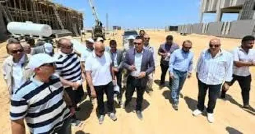 وزير الإسكان يتفقد مشروع مرافق الأراضى الصناعية بمدينة برج العرب الجديدة