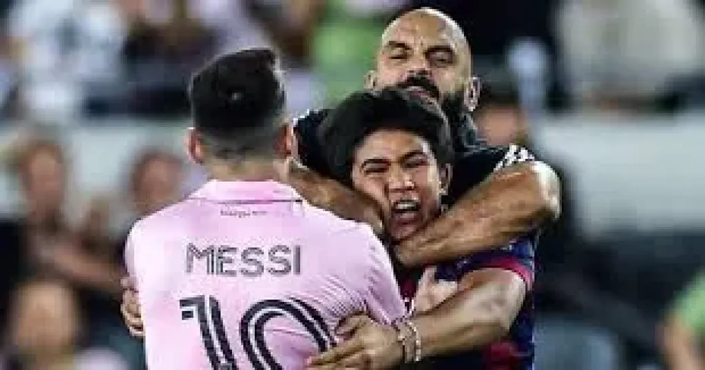 إيقاف حارس ميسي بعد اقتحام الملعب