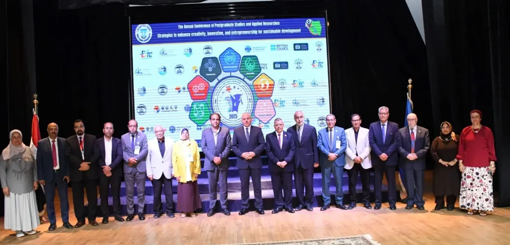 رئيس جامعة بورسعيد يشارك في ختام مؤتمر الدراسات العليا بجامعة قناة السويس