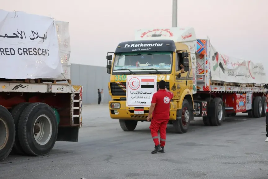 الهلال الأحمر المصري يواصل الدفع  بقوافل «زاد العزة» حاملةالمساعدات الغذائية والإغاثية