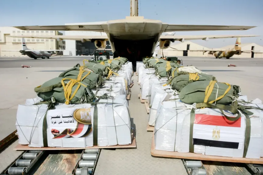 إستمراراً لتوجيهات الرئيس.. مصر تواصل أعمال الإسقاط الجوى للمساعدات الإنسانية على قطاع غزة.. صور