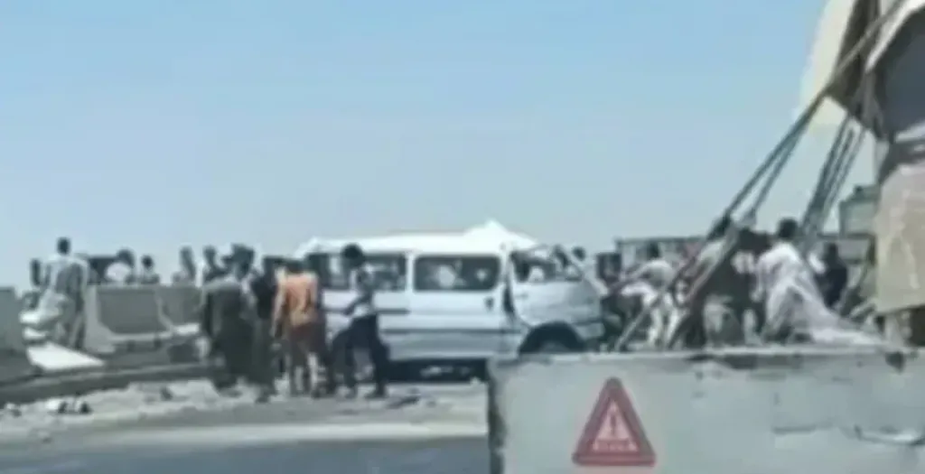 إصابة 9  أشخاص إثر إصطدام ميكروباص بسيارة ملاكى بصحراوى البحيرة