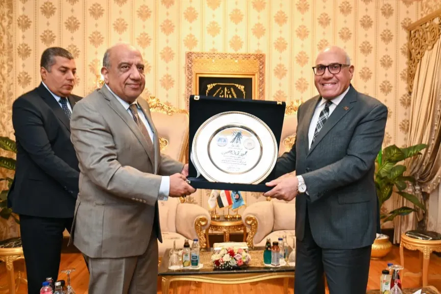 رئيس العربية للتصنيع ووزير الكهرباء يشهدان افتتاح خط إنتاج أبراج كهرباء الجهد العالي والفائق  بمصنع الطائرات.. صور