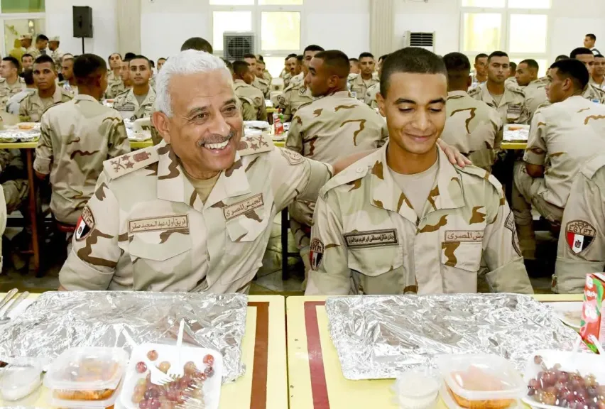 وزير الدفاع يلتقى عدداً من مقاتلى الجيش الثانى الميدانى وكلية الضباط الإحتياط ومعهد ضباط الصف المعلمين.. صور