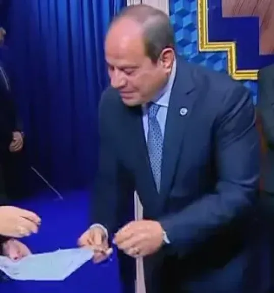 الرئيس السيسي يدلي بصوته في انتخابات مجلس الشيوخ 2025