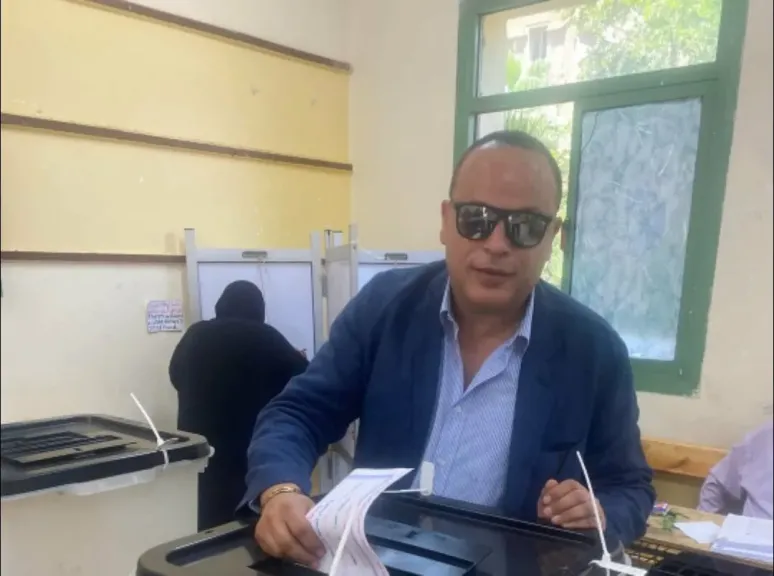 تامر عبد المنعم يدلي بصوته في انتخابات الشيوخ