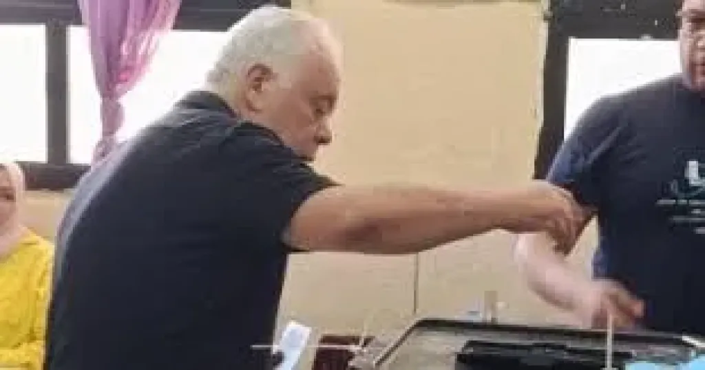 أشرف زكي نقيب الممثلين يدلي بصوته فى مدرسة أبي بكر الصديق بالشيخ زايد