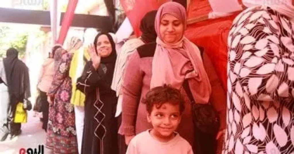 فرحة الأطفال أثناء تواجدهم مع ذويهم أمام لجان انتخابات الشيوخ بالساحل
