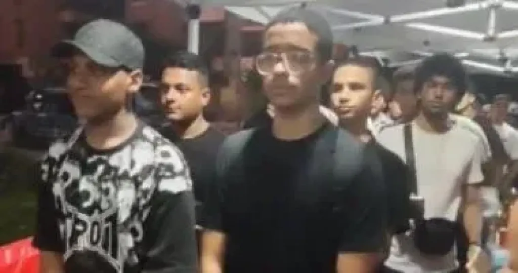 شاهد توافد الناخبين للتصويت بانتخابات الشيوخ فى النزهة ومصر الجديدة قبل غلق اللجان