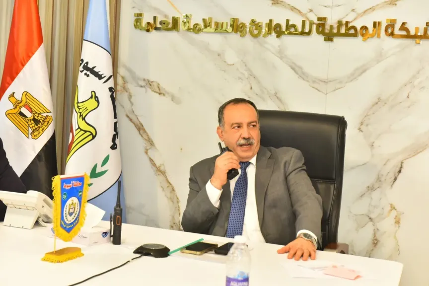 محافظ أسيوط يتابع غلق اللجان الانتخابية من غرفة العمليات المركزية
