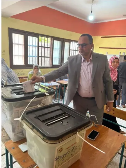 الصحفي صديق العيسوي  مرشح حزب الوفد يدلي بصوته في انتخابات مجلس الشيوخ بالشرقية