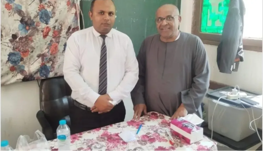 محمد سمارة يُدلي بصوته في انتخابات مجلس الشيوخ بمسقط رأسه بقنا