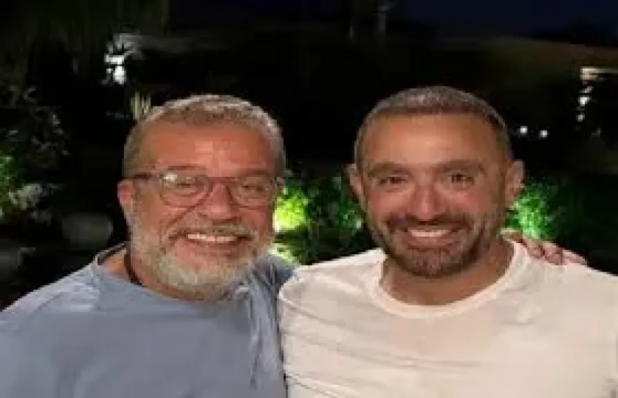 شريف منير يُشوق الجمهور لعمل جديد يجمعه بـ أحمد السقا