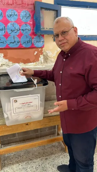 المستشار محمد حسين يدلي بصوته في انتخابات الشيوخ.. ويؤكد: المشاركة واجب وطني