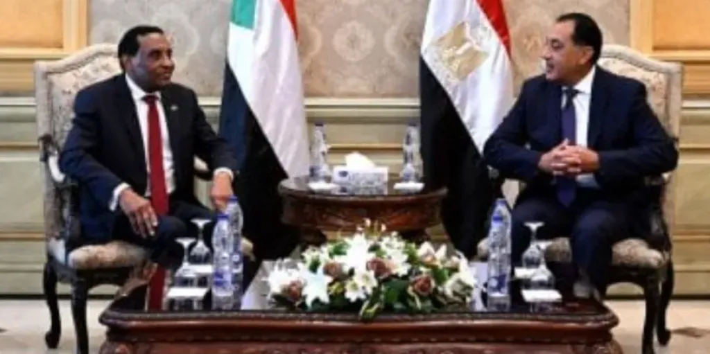 رئيس الوزراء يستقبل نظيره السودانى بمطار القاهرة الدولى