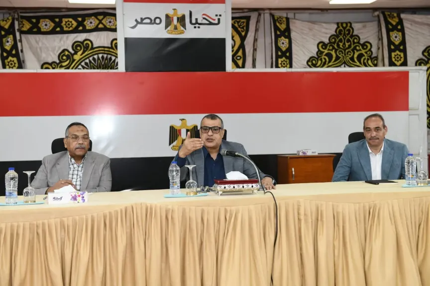 وزير الإنتاج الحربي يجتمع مع العاملين بشركة حلوان للمسبوكات ”مصنع 9 الحربي”.. صور