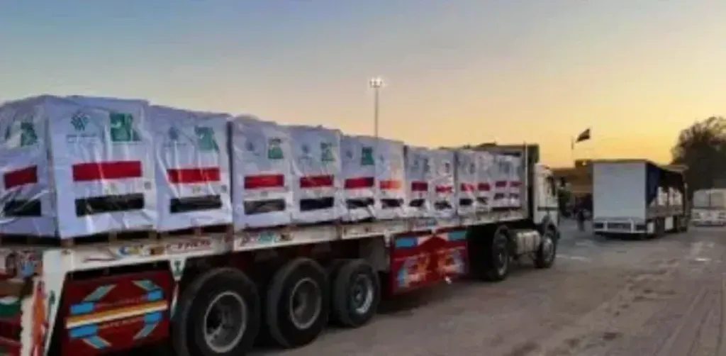 الهلال الأحمر المصري يُطلق قافلة زاد العزة الـ 110 بحمولة 5600 طن مواد غذائية وبترولية لغزة