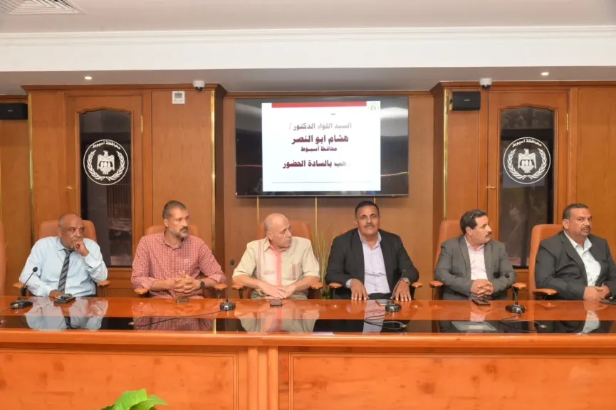 محافظ أسيوط يبحث مع ممثلي المعلمين سبل دعم التعليم