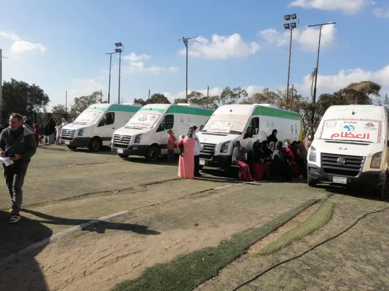 أكثر من 995 مواطنًا تلقوا خدمات قافلة طبية بدمياط