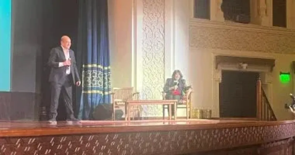 لبنى عبد العزيز تستعيد ذكرياتها مع الجامعة الأمريكية وبدايتها مع الإذاعة