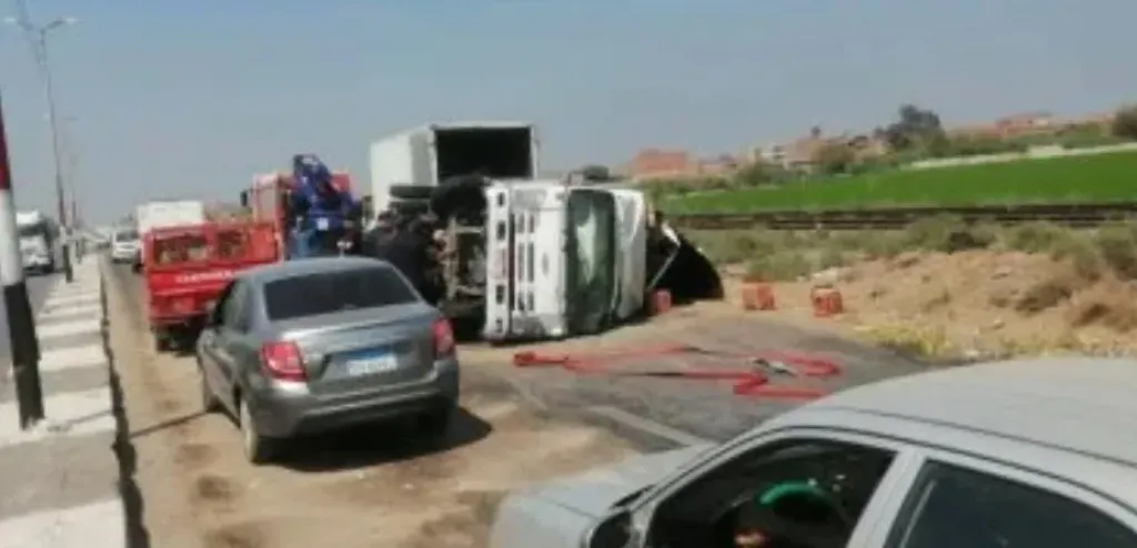 انقلاب سيارة زيت طعام اصطدمت بعمود إنارة بالشرقية