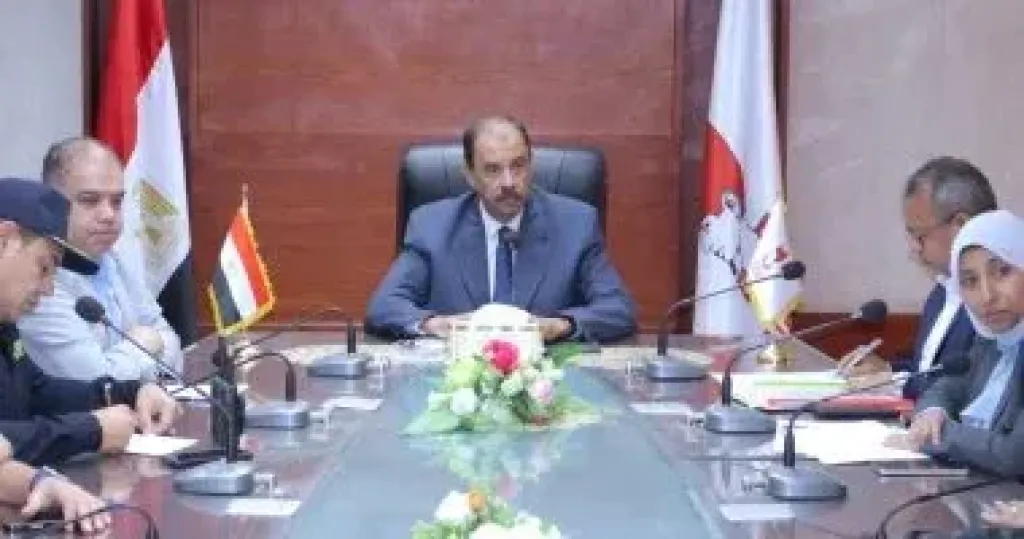 محافظ سوهاج يبحث مقترحات تطوير شارع المحطة بحى غرب