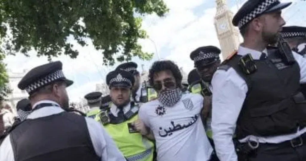 مظاهرات أمام البرلمان البريطانى احتجاجا على حظر حركة ”فلسطين أكشن”