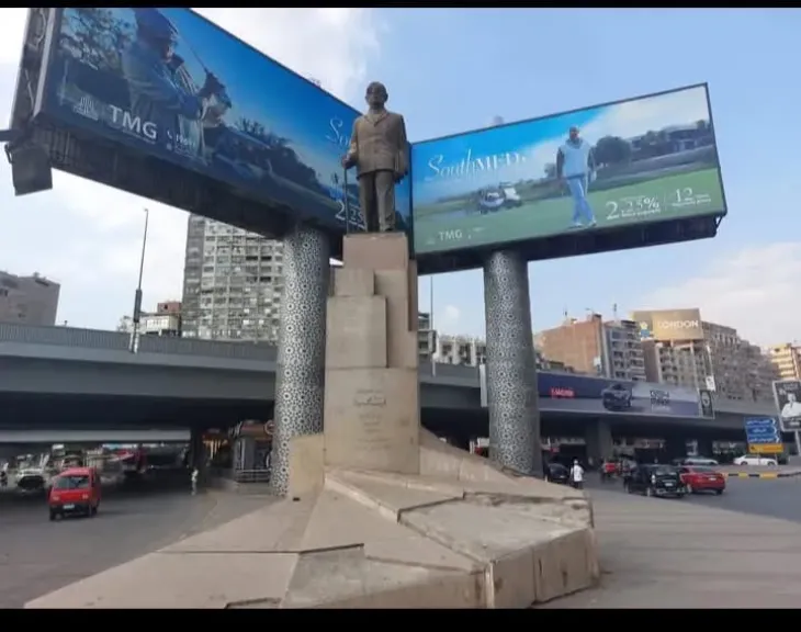 في ذكرى وفاته السادسة عشرة..نجيب محفوظ.. أديب نوبل محاصر بإعلانات ضخمة في قلب المهندسين