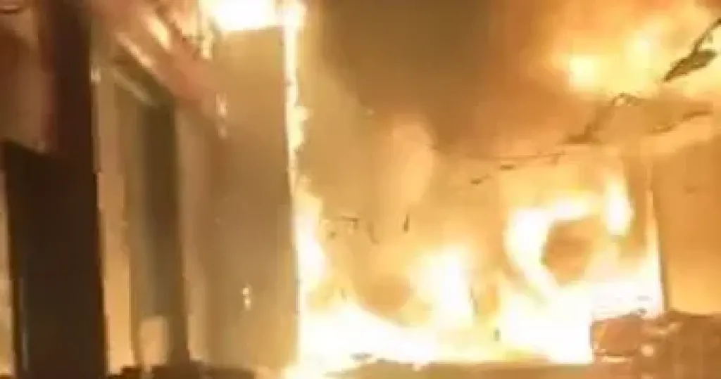 غلق محطة مترو شبرا الخيمة بالخط الثاني بسبب حريق هائل بمحيطها.. تفاصيل