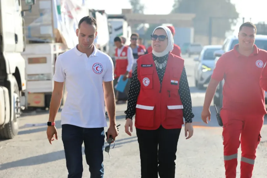 المديرة التنفيذية للهلال الأحمر المصري تتفقد المراكز اللوجستية بالعريش وتلتقي محافظ شمال سيناء