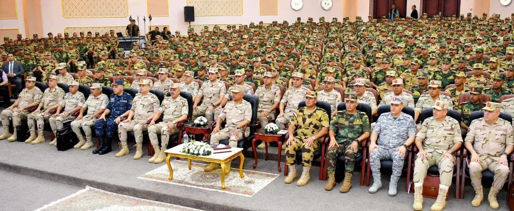 وزير الدفاع يلتقى بعدد من مقاتلى القوات الخاصة من المظلات والصاعقة.. صور