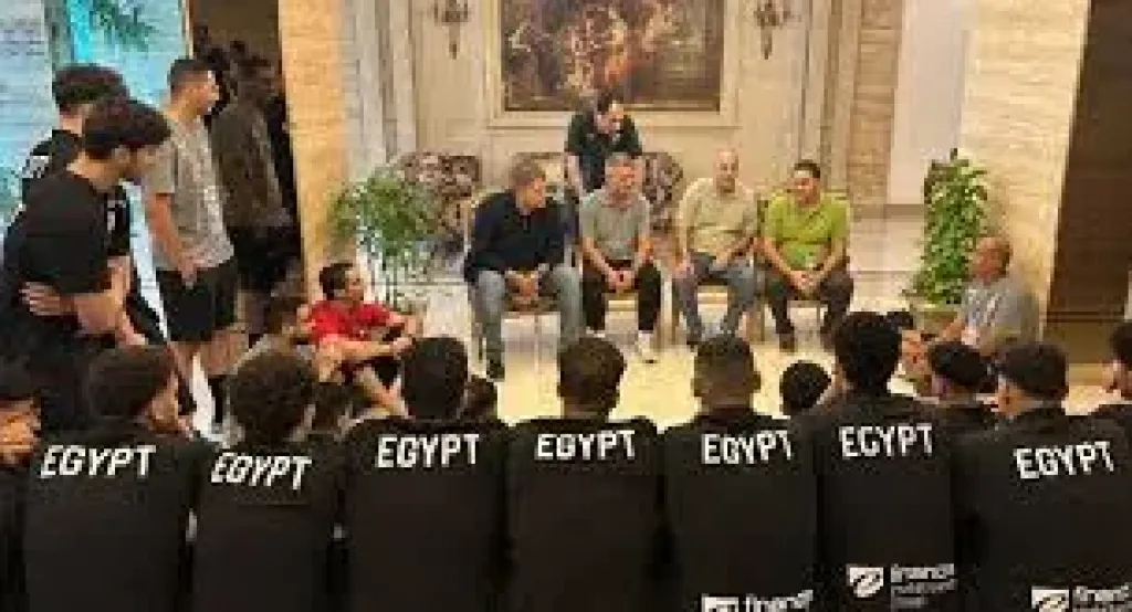 طارق محروس يزور منتخب الناشئين ويحفزهم بعد تعافيه من وعكته الصحية