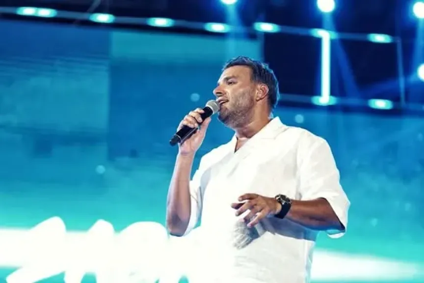 رامي صبري يتألق بأضخم حفلات الصيف في المنيا ويشعل حماس الجمهور بأغاني ”أنا بحبك أنت”