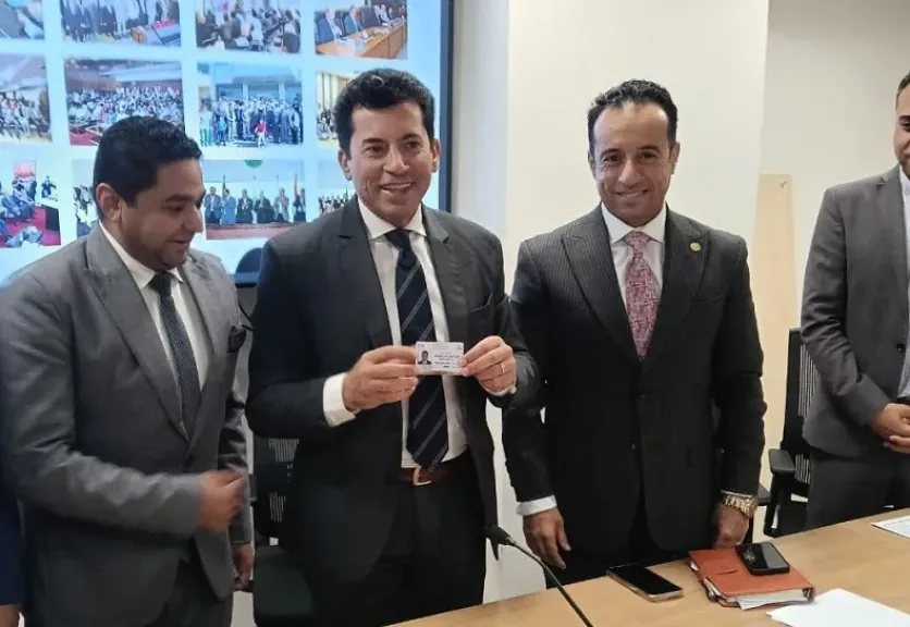 وزير الشباب والرياضة يتسلم أول كارنيه عضوية للاتحاد المصري للكيانات الشبابية