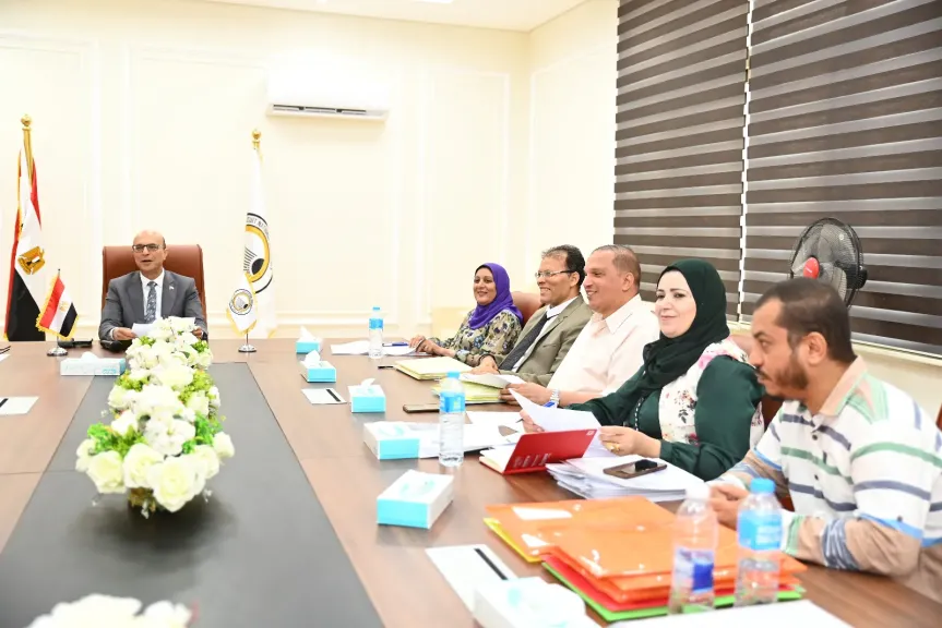 الدكتور المنشاوي يترأس اجتماع لجنة فحص تحويلات الطلاب إلى جامعة أسيوط