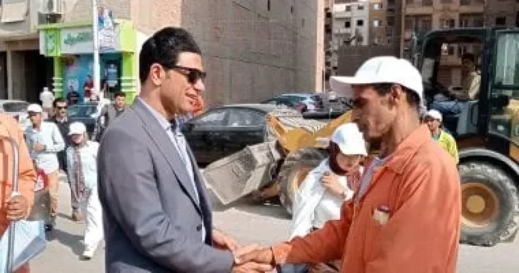 نائب محافظ سوهاج يوزع مواد غذائية وزجاجات مياه وأغطية رأس على عمال النظافة