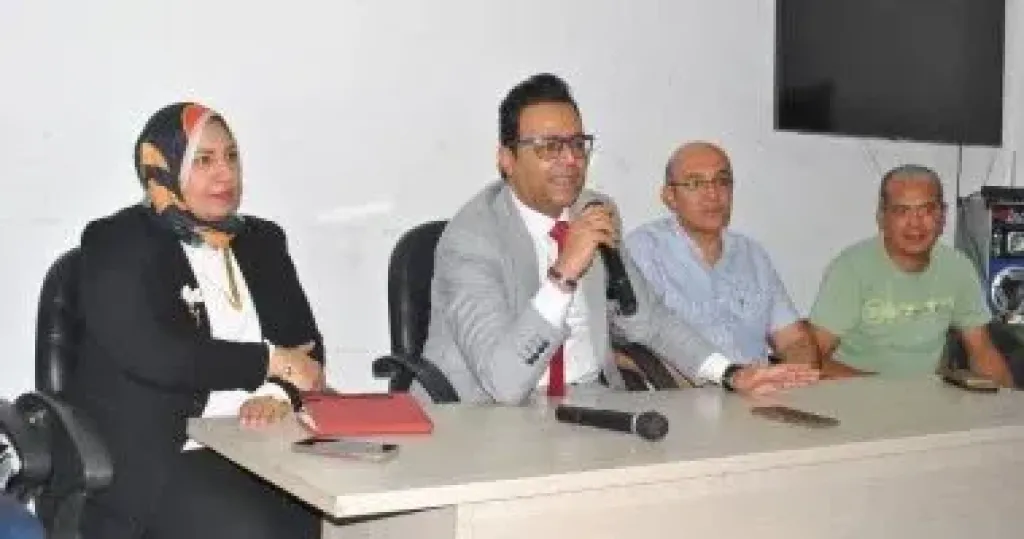 وكيل صحة سوهاج يجتمع بمديري الإدارات والمستشفيات لمناقشة خطط التطوير