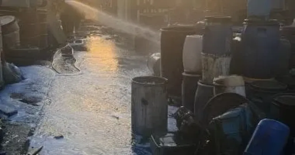 السيطرة على حريق مصنع كيماويات بالمنطقة الصناعية في مدينة بدر